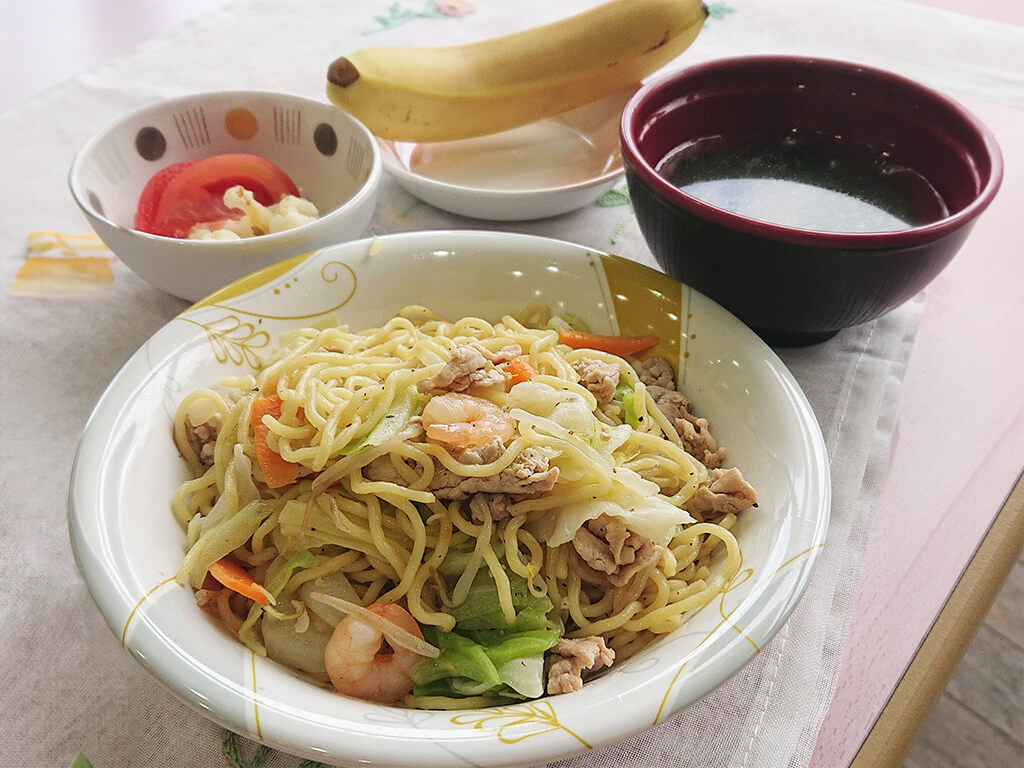 焼きそばワカメスープ